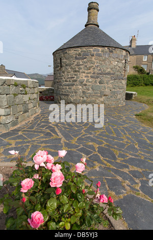 Città di Barmouth, Galles. Il XVIII secolo Ty Crwn Roundhouse, che è stato usato come prigione fino al 1861. Foto Stock