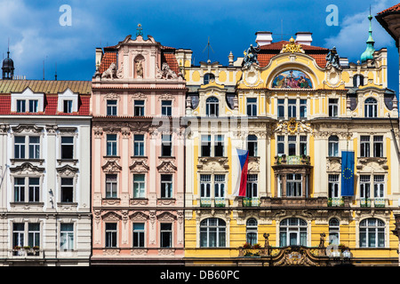 Le variopinte facciate di edifici intorno alla Piazza della Città Vecchia di Praga. L Art Nouveau Ministero dello sviluppo regionale sulla destra. Foto Stock