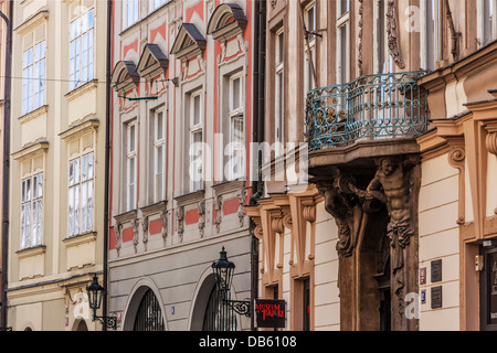 Le facciate di edifici ornati che mostra i vari stili architettonici nel quartiere del centro storico di Praga. Foto Stock