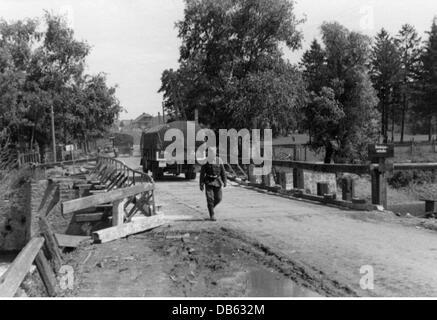 Eventi, seconda guerra mondiale / seconda guerra mondiale, Unione Sovietica, operazione Barbarossa (invasione tedesca dell'Unione Sovietica), camion tedeschi su un ponte costruito dal Reich Labour Service (Reichsarbeitsdienst) nel settore del Gruppo Panzer Kleist, Army Group South, Ucraina, estate 1941, Additional-Rights-Clearences-non disponibile Foto Stock