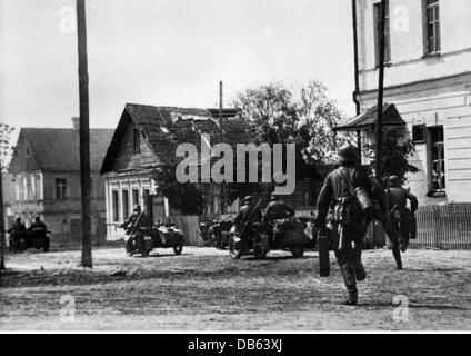 Eventi, seconda guerra mondiale / seconda guerra mondiale, Unione Sovietica, operazione Barbarossa (invasione tedesca dell'Unione Sovietica), Centro del Gruppo dell'Esercito, Bielorussia, soldati di una unità motociclistica della 19° Divisione Panzer per le strade di Dzisna sul fiume Daugava, 3.7.1941, diritti aggiuntivi-clearences-non disponibili Foto Stock