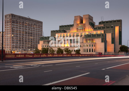 Vauxhall Bridge,MI5 Edificio,Londra,Inghilterra Foto Stock