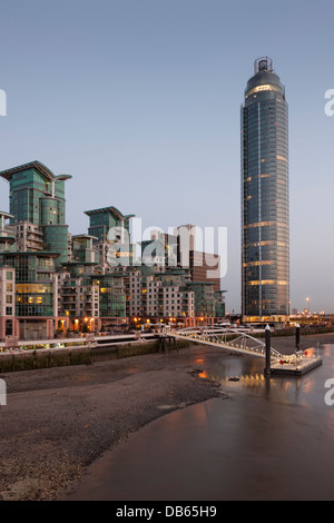 Saint George Wharf con il più alto grattacielo residenziale nella torre London-Vauxhall,Vauxhall,Londra,Inghilterra Foto Stock