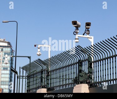 Più videocamere di sicurezza CCTV sul perimetro del MI6 edificio, a Vauxhall Cross a Londra. Foto Stock