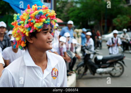 Phnom Penh Cambogia in luglio 24th, 2013. Hun Sen sostenitore indossando variopinti parrucca. Hun Sen è l attuale primo ministro della Cambogia & è stata pregiudiziale per l'ultimo 28 anni. Credito: Kraig Lieb / Alamy Live News Foto Stock