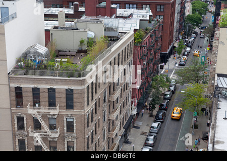 Giardino e una serra sul tetto di un palazzo di appartamenti a New York City Foto Stock