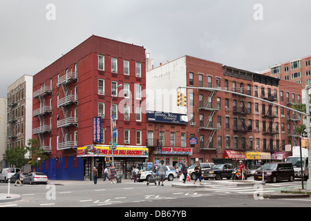Edifici di appartamenti con il fuoco sfugge il 2 Av in New York City Foto Stock