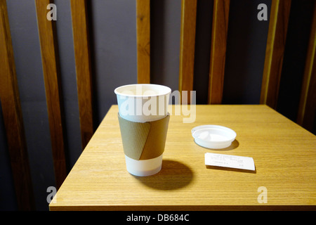 Svuotare tazza da caffè su un tavolo. Foto Stock