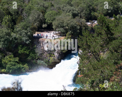 cascate di dh Huka TAUPO NEOZELANDESE turisti che guardano la cascata del fiume Waikato rapide vista vista vista lago panoramico Foto Stock