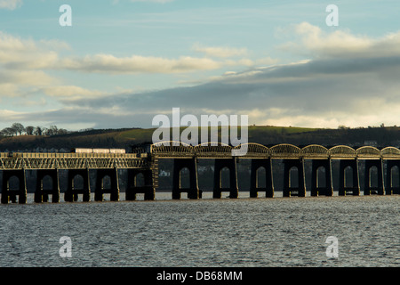 Primo treno Scotrail attraversando il Tay Rail Bridge spanning Firth of Tay, Scozia. Foto Stock