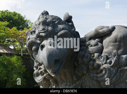 Grande statua di Garuda bird come dio in Bali Indonesia Foto Stock