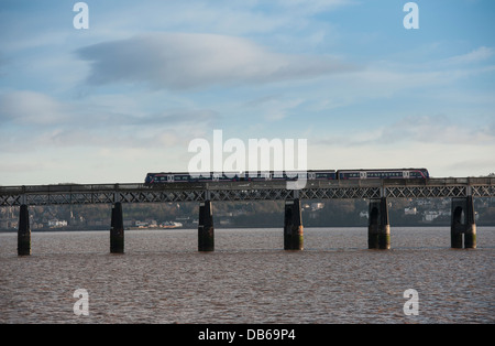 Primo treno Scotrail attraversando il Tay Rail Bridge spanning Firth of Tay, Scozia. Foto Stock