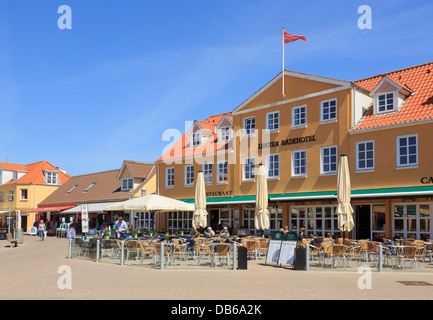 Street Café e il ristorante esterno Lokken Badehotel sulla piazza pedonale nel centro resort. Lokken, Nord dello Jutland, Danimarca Foto Stock