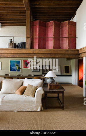 Lo schermo a scomparsa sulla piattaforma di mezzanino in Anversa appartamento di Boris Vervoordt Foto Stock