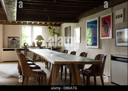 Tavolo da pranzo in legno e sedie sotto il soffitto a travi di Anversa appartamento di Boris Vervoordt Foto Stock