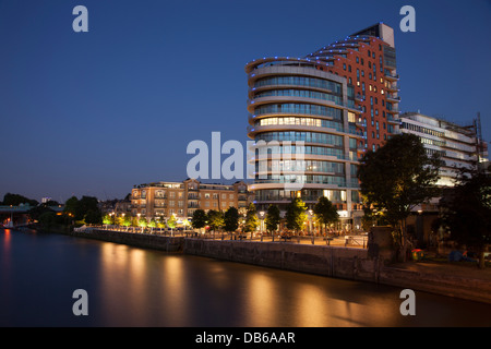 Putney Embankment & Putney Wharf Tower Apartment Block, vicino a Putney Bridge nella zona ovest di Londra. Foto Stock