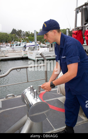 Coast Guard petty officer su un battello di emergenza a Newport, Oregon, Stati Uniti d'America. Foto Stock