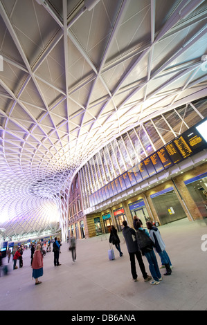 Western concourse area di Kings Cross stazione ferroviaria, capolinea stazione di East Coast Main Line, Londra, Inghilterra. Foto Stock