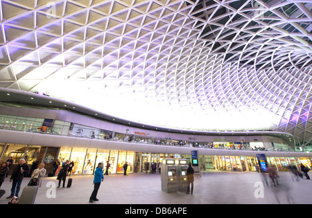 Western concourse area di Kings Cross stazione ferroviaria, capolinea stazione di East Coast Main Line, Londra, Inghilterra. Foto Stock