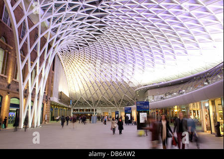 Western concourse area di Kings Cross stazione ferroviaria, capolinea stazione di East Coast Main Line, Londra, Inghilterra. Foto Stock