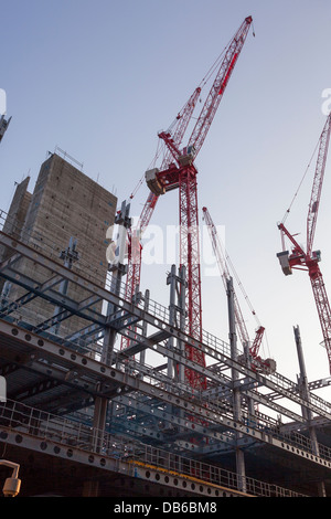Telaio in acciaio e calcestruzzo Piloni sul moderno edificio sito vicino alla stazione di Liverpool Street,la City di Londra, Inghilterra Foto Stock