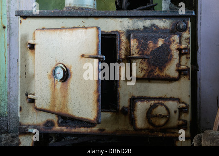 Vecchia stufa abbandonati dentro casa croft, Berneray, Ebridi Esterne, Scozia Foto Stock