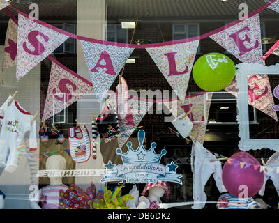 Il Royal Baby dare ai dettaglianti un boost? Questi negozi per bambini certamente la speranza così come essi offrono ai clienti estate riduzioni nel tentativo di incrementare le vendite. Northcote Road, Clapham, Londra, Regno Unito il 24 luglio 2013. Foto Stock