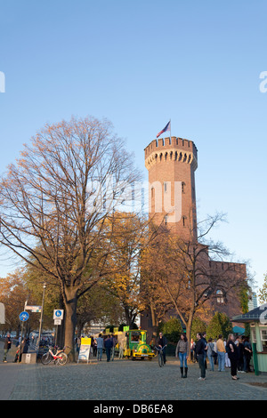 Lindt Imhoff-Stollwerck museo del cioccolato con la sua storica torre in mattoni, Colonia, Westfalia, Germania Foto Stock