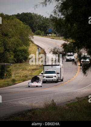 Solare annuale Car Challenge inizia il suo ventesimo anno, viaggiando a una piacevole 15 miglia per ora, high school squadre provenienti da tutta l'America sinistra Fort Worth, Texas Martedì, 22 luglio andrà oltre 200 miglia di Snyder Texas il primo giorno. Per finire in Los Angeles, in California, il 30 luglio. Per i veicoli sperimentali prendere due anni per gli studenti a progettare e costruire. Credito: J. G. Domke/Alamy Live News Foto Stock