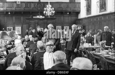 Il Cardinale Hume visite Royal Hospital Chelsea London REGNO UNITO Foto Stock