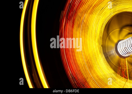 Foto a lunga esposizione della ruota da carena al buio Foto Stock