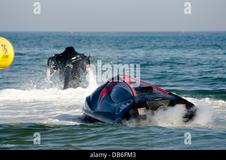 Jetlev, un personale macchina volante tenendo di, basato su un acqua-proiettato jetpack vicino a Marbella, Costa del Sol, Spagna. Foto Stock