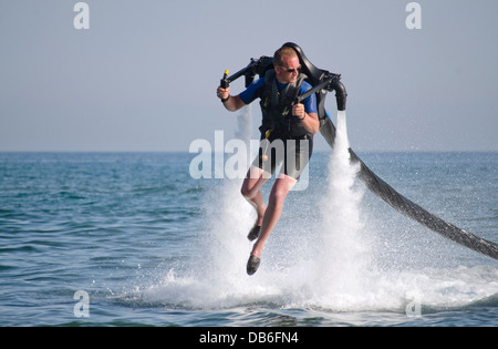 Jetlev, un personale macchina volante. Volare, basato su un acqua-propulsione jetpack, vicino a Marbella, Costa del Sol, Spagna. Foto Stock