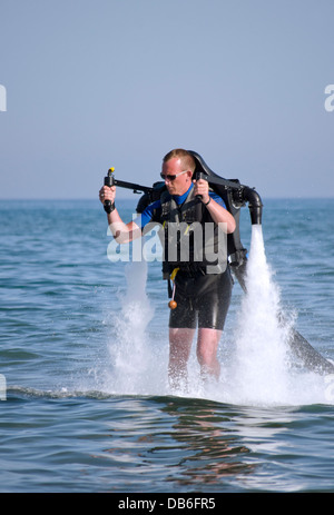 Jetlev, un personale macchina volante. Volare, basato su un acqua-propulsione jetpack, vicino a Marbella, Costa del Sol, Spagna. Foto Stock