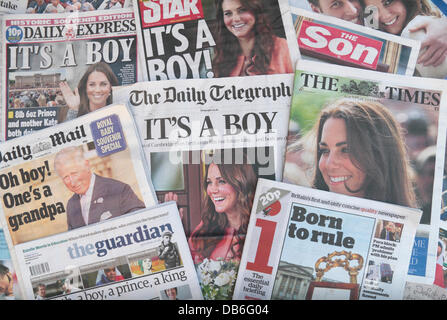 ROYAL BABY UK Quotidiano di reazione su Martedì 23 luglio 2013 per la notizia che la Duchessa di Cambridge, moglie del duca di Cambridge, aveva dato i natali a un ragazzo su lunedì 22 luglio 2013. Credito: Maurice Savage/Alamy Live News Foto Stock