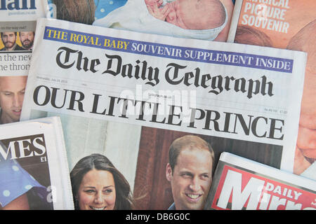 ROYAL BABY UK Quotidiano di reazione su Mercoledì 24 Luglio 2013 quando il Duca e la Duchessa di Cambridge ha lasciato il Lindo ala del St Mary's Hospital di Londra (hanno lasciato il martedì 23 luglio 2013) dopo la nascita del loro figlio di lunedì 22 luglio 2013. Credito: Maurice Savage/Alamy Live News Foto Stock