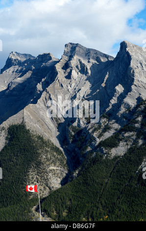 Bandiera canadese nella parte anteriore del monte Inglismaldie al Lago Minnewanka il Parco Nazionale di Banff Alberta Canada Foto Stock