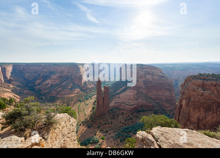 Spider Rock visto dal bordo sud nelle prime ore del mattino, Canyon De Chelly National Monument, Chinle Arizona, Stati Uniti d'America Foto Stock