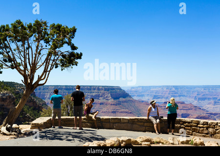 I turisti al belvedere al Grandview Point, South Rim, il Parco Nazionale del Grand Canyon, Arizona, Stati Uniti d'America Foto Stock