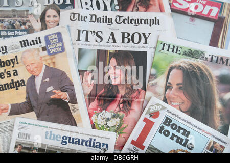 ROYAL BABY UK Quotidiano di reazione su Martedì 23 luglio 2013 per la notizia che la Duchessa di Cambridge, moglie del duca di Cambridge, aveva dato i natali a un ragazzo su lunedì 22 luglio 2013. Credito: Maurice Savage/Alamy Live News Foto Stock