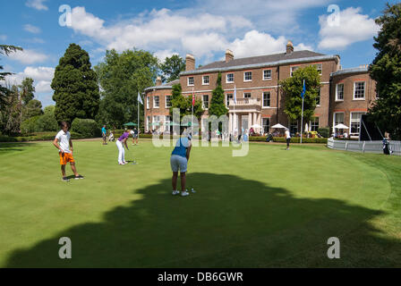 Buckinghamshire golf club, Denham, Buckinghamshire, UK, 24 Luglio 2013 - ISP Handa Ladies European Masters 2013 - giorno di pratica. I concorrenti sulla pratica putting green. Credito: Stephen Chung/Alamy Live News Foto Stock