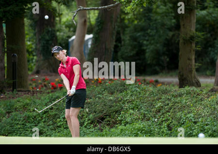 Buckinghamshire golf club, Denham, Buckinghamshire, UK, 24 Luglio 2013 - ISP Handa Ladies European Masters 2013 - giorno di pratica. Sophie Walker (Inghilterra) pratiche chipping. Credito: Stephen Chung/Alamy Live News Foto Stock