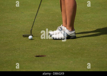 Buckinghamshire golf club, Denham, Buckinghamshire, UK, 24 Luglio 2013 - ISP Handa Ladies European Masters 2013 - giorno di pratica. Un concorrente sul putting green. Credito: Stephen Chung/Alamy Live News Foto Stock