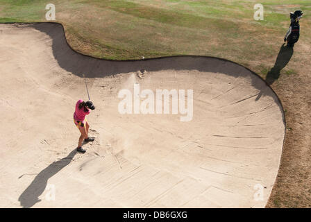 Buckinghamshire golf club, Denham, Buckinghamshire, UK, 24 Luglio 2013 - ISP Handa Ladies European Masters 2013 - giorno di pratica. Amelia Lewis (USA) colpisce al di fuori di un greenside bunker a diciassettesimo foro. Credito: Stephen Chung/Alamy Live News Foto Stock