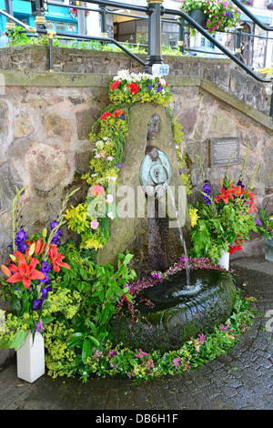 Vestirsi bene alla Malvinha Fountain, Belle Vue Terrace, Great Malvern, Worcestershire, Inghilterra, Regno Unito Foto Stock