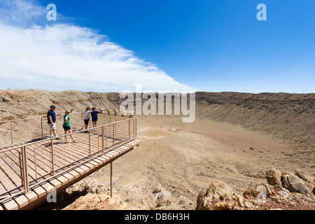 I turisti sul cerchione si affacciano, Meteor Crater (noto anche come Barringer crater) vicino a Winslow, Arizona, Stati Uniti d'America Foto Stock