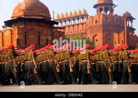 India, Nuova Delhi. Indiano esercito di soldati marzo in formazione. Foto Stock