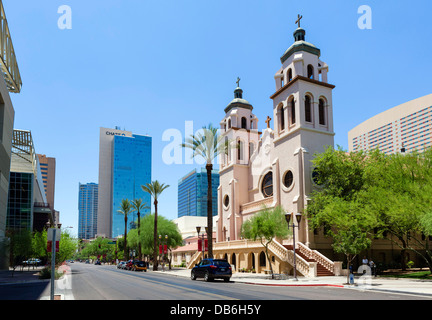 Downtown visualizza in basso e Monroe Street con la Basilica di St Mary a destra, Phoenix, Arizona, Stati Uniti d'America Foto Stock