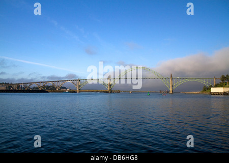 Yaquina Bay Bridge spanning Il Yaquina Bay a Newport, Oregon, Stati Uniti d'America. Foto Stock