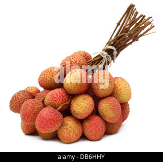 Mazzetto di litchi su sfondo bianco Foto Stock